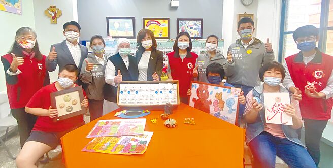 沈慧虹（中）20日参访仁爱社会福利基金会晨曦发展中心，转赠2万8000个口罩予新竹市13家身障与长辈等照顾机构。（陈育贤摄）