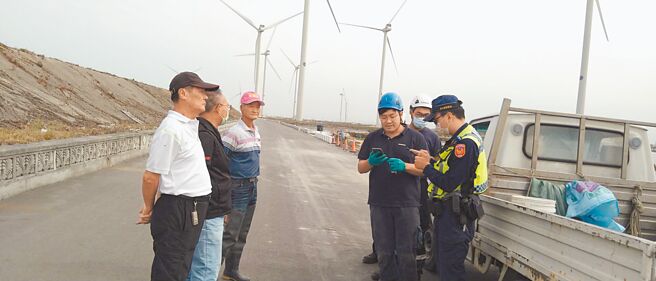 彰化縣芳苑鄉許多養殖業者，發現蝦子突然暴斃，直到最近才找到凶手，原來是陸上風機漏油導致。（民眾提供／吳建輝彰化傳真）