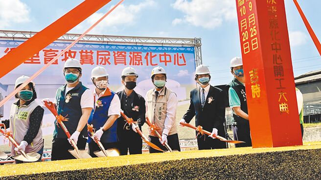 台南市八翁里畜牧糞尿資源化中心20日舉行開工動土典禮。（張毓翎攝）