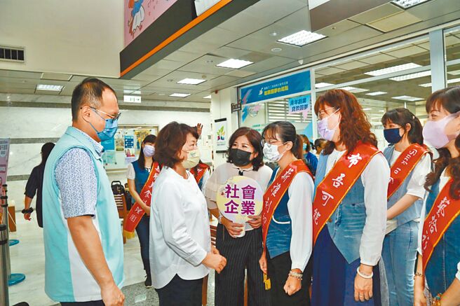 嘉义市长黄敏惠（左二）为社会创新及社会企业创业竞赛得奖团队加油打气。（廖素慧摄）