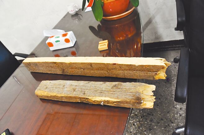 云林洪姓男子酒后持木棍家暴母亲致死，警方查扣作案凶器。（斗六分局提供／张朝欣云林传真）