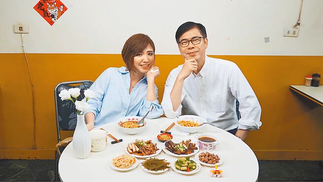 高雄市长陈其迈（右）20日参加民进党网路实境节目《一碗麵的时间》，节目中他带着主持人黄彩玲（左）边享用牛肉麵边谈论他上任2年来的心路歷程。（陈其迈竞选团队提供／洪浩轩高雄传真）