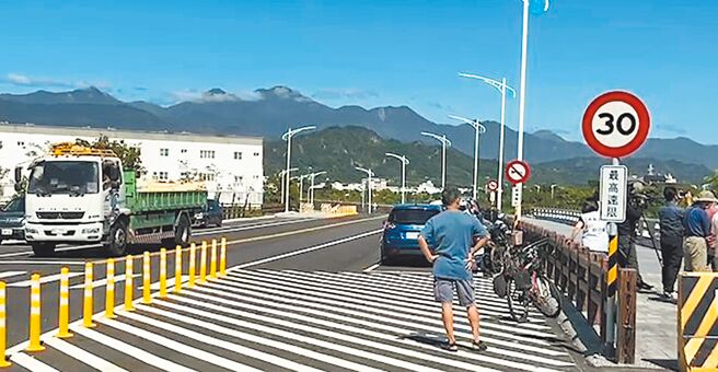 台东市太平溪右岸水防道路试办1年禁行大货车及联结车，限定时速30公里以下，但居民痛批规定形同虚设。（蔡旻妤摄）
