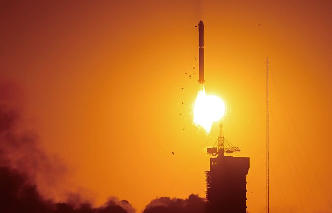 大陆太空科技能力不断突破提升，图为10月9日「夸父一号」卫星在中国酒泉卫星发射中心採用长征二号丁型运载火箭发射升空。（中新社）