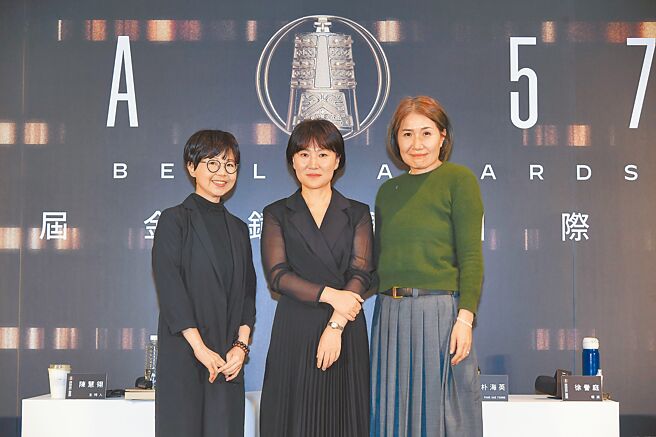 朴海音（中）、徐誉庭（右）昨进行戏剧讲座。（三立提供）