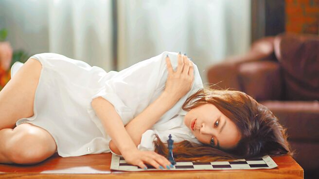 Rita拍MV过程引发腰部旧伤。（艾迪升传播提供）