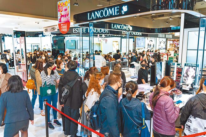 新光三越台北信义新天地周年庆，LANCOME首日推出限量迷你登机箱赠品，吸引大批民眾排队抢购。（吴松翰摄）