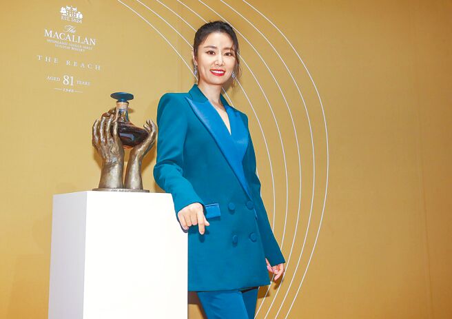 林心如为《麦卡伦 时代迴廊 特展》开幕记者会站台，身旁为麦卡伦迄今为止年分最高的威士忌《The Reach 81年》。（粘耿豪摄）饮酒过量 有碍健康