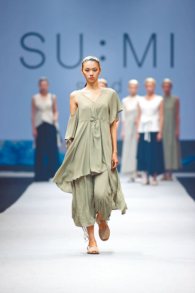 台湾服装品牌SUMI选用凉感布料，制造符合台湾气候的服装，提升穿着体验。（纺拓会提供）