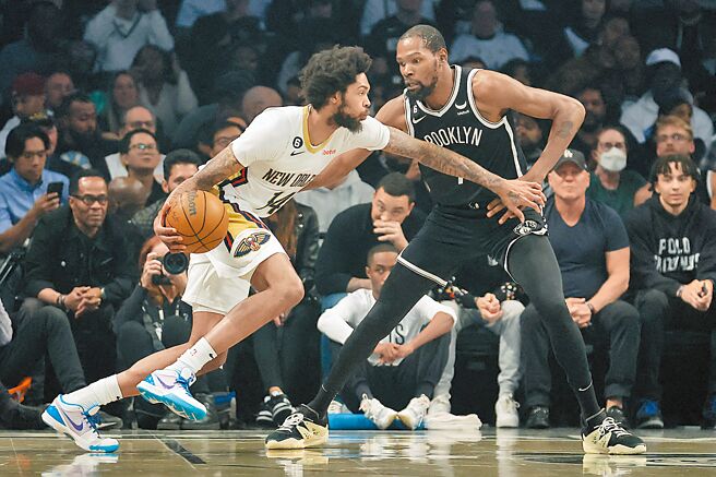 篮网球星杜兰特（右）试图阻止鹈鹕英格拉姆进攻。（路透）