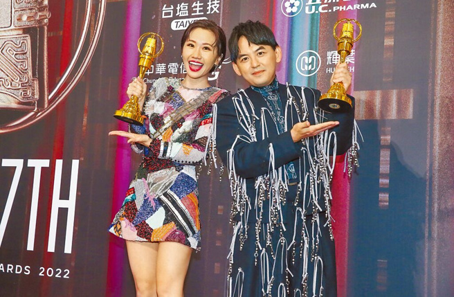 黄子佼、Lulu凭着《婚礼歌手》抱走综艺节目主持人奖。(粘耿豪摄）