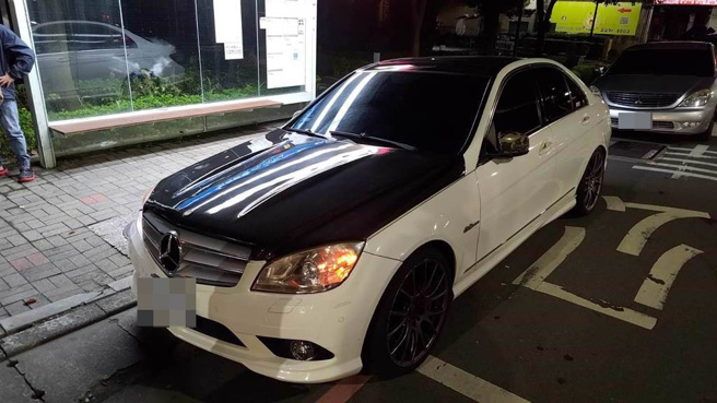 離奇！賓士拒檢衝撞逃逸警開5槍，附近逮同款同車牌車輛卻「不是對象」。(黃敬文翻攝)