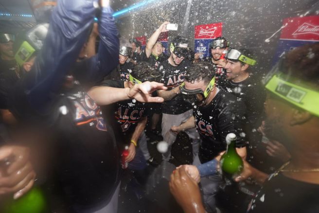 太空人在分区系列赛淘汰水手，赛后开心庆祝。（美联社资料照）※饮酒过量有碍健康