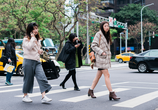 周日進入霜降節氣，命理專家邱彥龍指出，近日要小心周圍的人群魔亂舞，而且切記不要「貪」與「衝動魯莽」。(示意圖/達志影像)