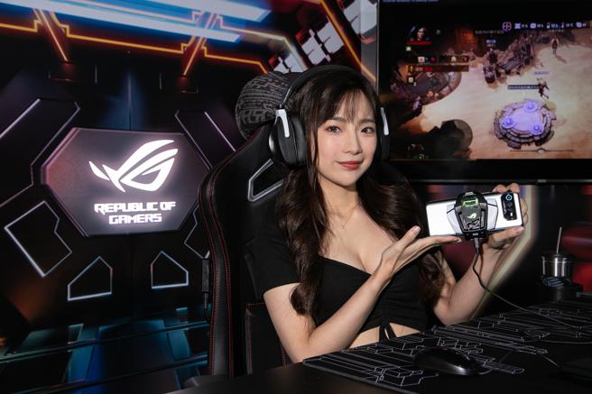 华硕全新的ROG Phone 6D系列採用联发科技天玑9000+八核心台积电四奈米制程处理器，人气实况主贝莉莓使用ROG Phone 6D Ultimate直播畅玩游戏2小时。（华硕提供）