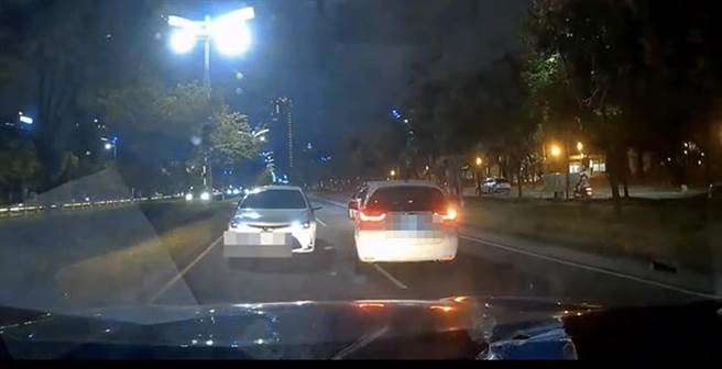 林女開車逆向，嚇壞其他駕駛，紛紛放慢速度閃避。（翻攝照片／高雄洪靖宜傳真）