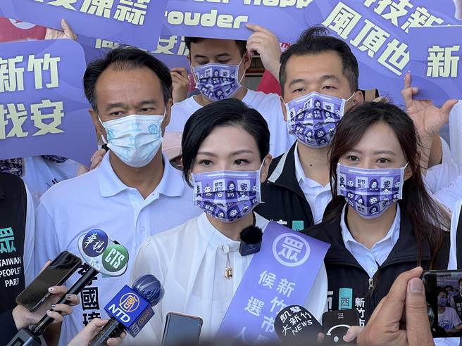 民眾党新竹市长候选人高虹安（中）指出，网友提供许多证据资料，难道资策会都不知情？也强调若资策会硬要提吿，将违反诚信原则，后续会交由律师处理。资料照。（王惠慧摄）