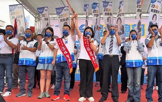 斗六市长林圣爵（左四）与云林县长张丽善（右四）联合竞选总部今天上午成立，张丽善表示她和林圣爵都很会持家，从政不能不种树只想纳凉。（周丽兰摄）