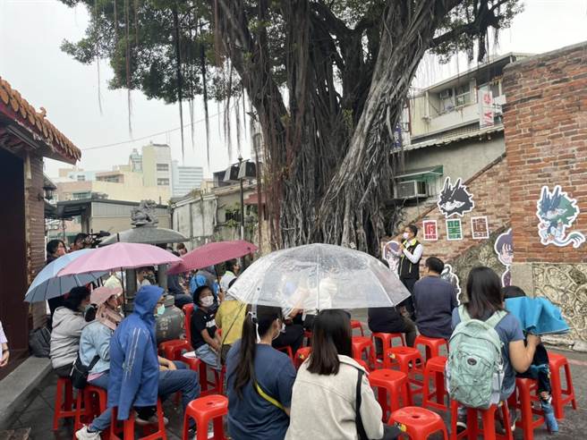 不少家長帶著小孩「府城×聖獸×遺忘之歌」實境遊戲發表會。（李俊淇攝）