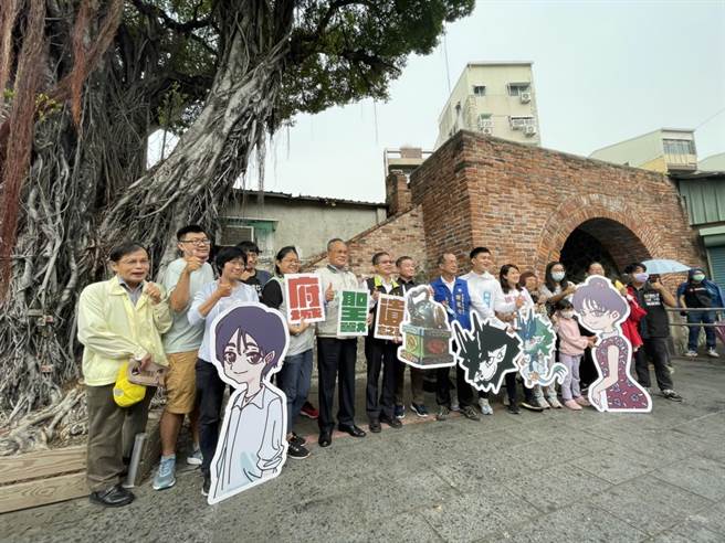 台南社區大學與中西區公所首度合作開發製作街區實境遊戲，22日在兌悅門辦理「府城×聖獸×遺忘之歌」實境遊戲發表會。（李俊淇攝）