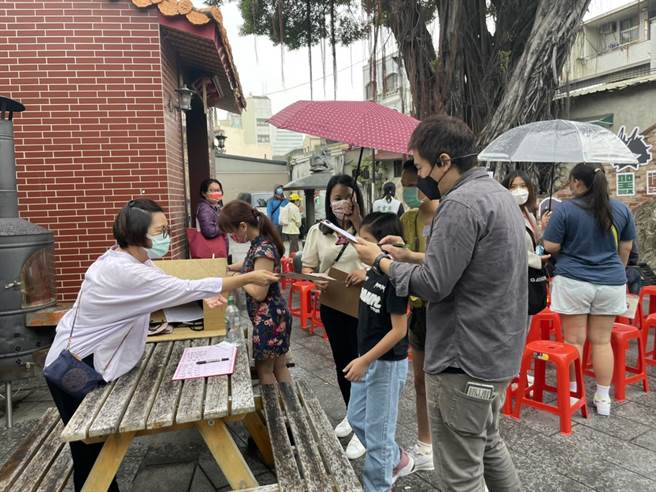 家長向現場人員尋問實境遊戲該怎麼玩。（李俊淇攝）