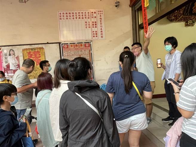 實境遊境以台南四聯境為主題，現場工作人員也帶民眾進行實地操作。（李俊淇攝）