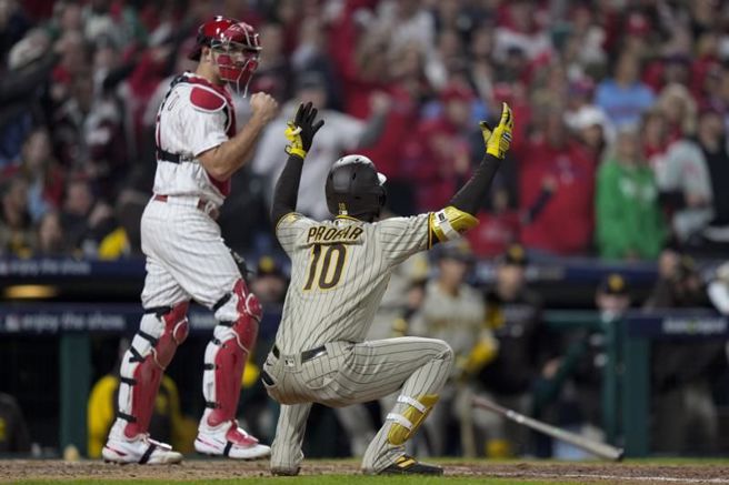 教士普洛法(右)第9局不满被三振出局，遭到主审驱逐。（美联社）