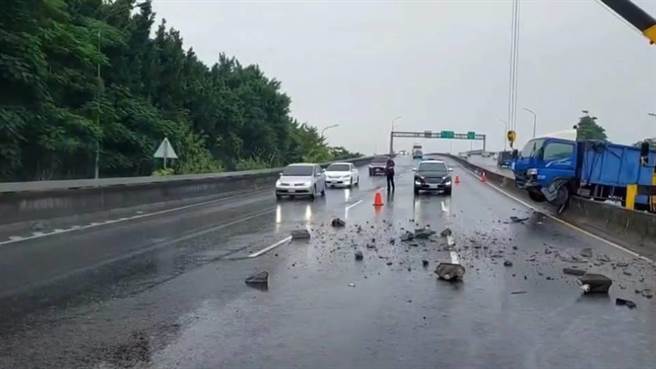 龚姓男子开车行经高雄市楠梓区楠阳高架桥上路段时，疑因天雨路滑不慎撞上中央分隔岛，强大衝击力导致车辆及中央分隔岛受损，所幸仅轻微受伤。(警方提供／林雅惠传真)