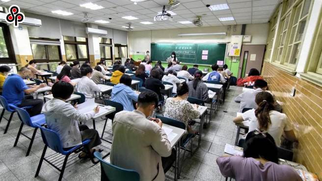 112学年度高中英语听力测验首场考试今(22)日举行，全国共9.8万人报考。(示意图／李侑珊台北传真)