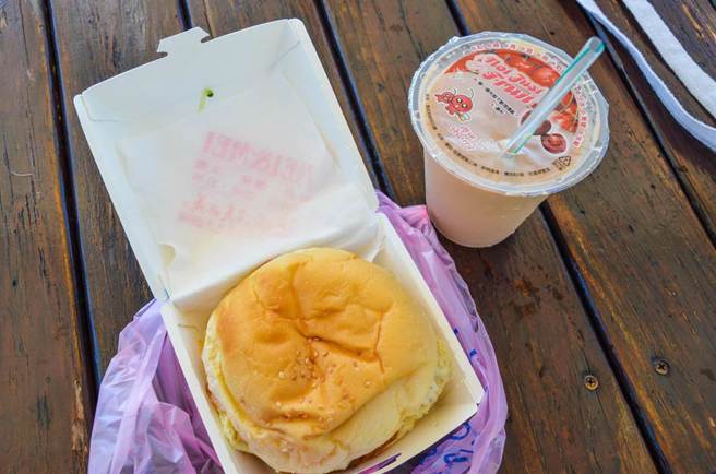 许多人都听过「喝早餐店奶茶会拉肚子」的传言，对此，营养师认证是真的。（图／shutterstock）