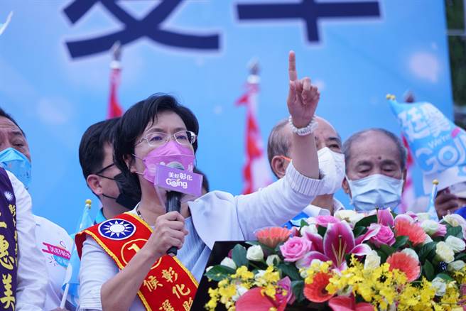 国民党彰化县长王惠美22日竞选总部成立，涌入将近7000位支持者到场相挺，包括蓝营大咖站台相挺。（吴建辉摄）