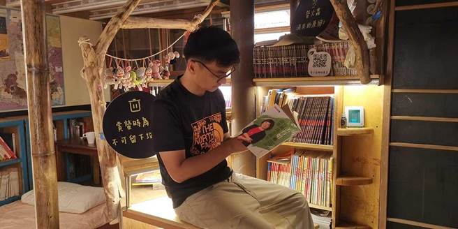 新北市青年社造团队「逆风剧团」、「萤火虫书屋」叶家豪近期获得文化部第一届社区营造奖。图为萤火虫书屋叶家豪。（新北市文化局提供）