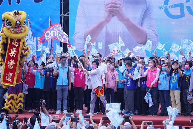 朱立伦授旗给王惠美。（吴建辉摄）