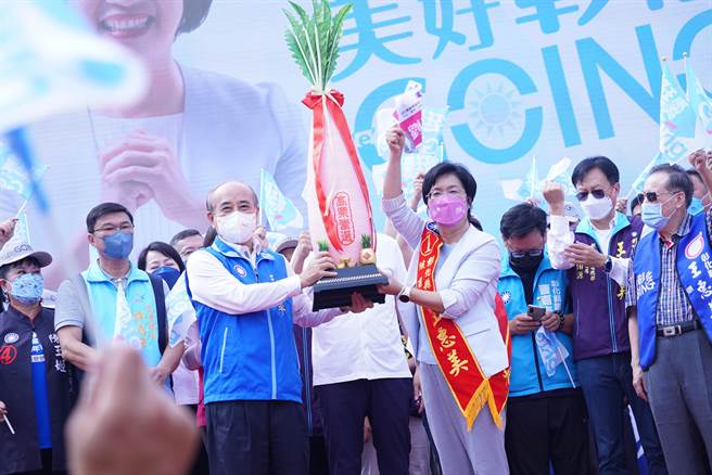  前立法院长王金平现身，赠送好彩头。（吴建辉摄）