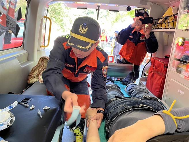 有101人因颱風影響滯留宜蘭縣明池山莊，今天山莊有1名員工送醫，所幸搶通便道，病患已送醫，受困遊客等人順利撤離。（宜蘭縣政府提供／李忠一宜蘭傳真）