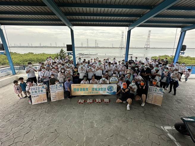 光田综合医院于今日举办「卷袖护地球 菸槟远离我」净滩活动。(光田综合医院提供)