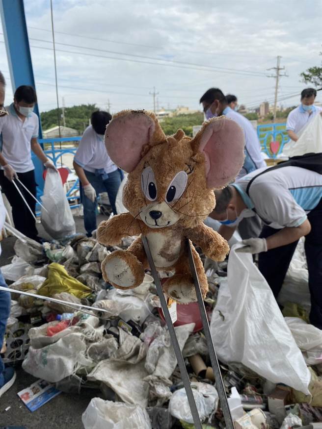 光田综合医院于今日举办「卷袖护地球 菸槟远离我」净滩活动。(光田综合医院提供)
