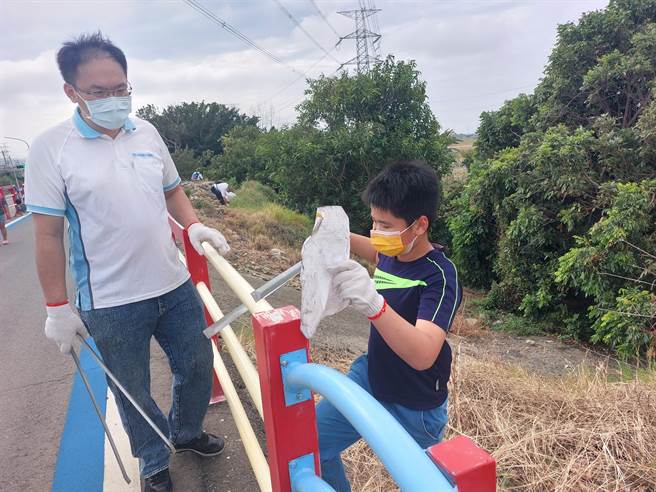 洪先生带着11岁儿子一同净滩，两人已连续3年参加。(光田综合医院提供)