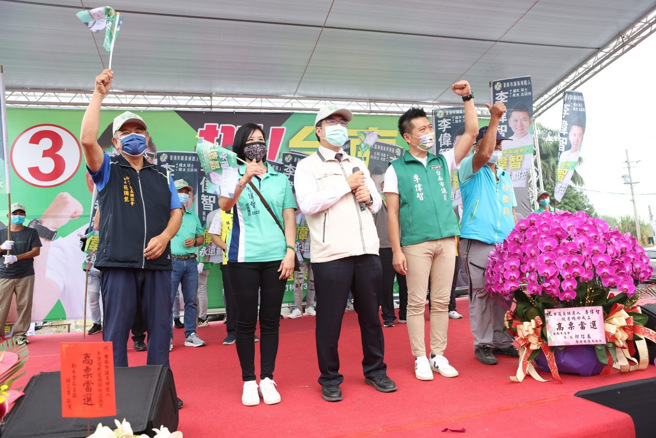 台南市议员候选人李伟智与市长黄伟哲上午在台南新化举行联合竞选总部成立大会，现场涌入千余位民眾与地方仕绅参与，台南市长黄伟哲也亲自蒞临站台力挺。(戴志扬翻摄)
