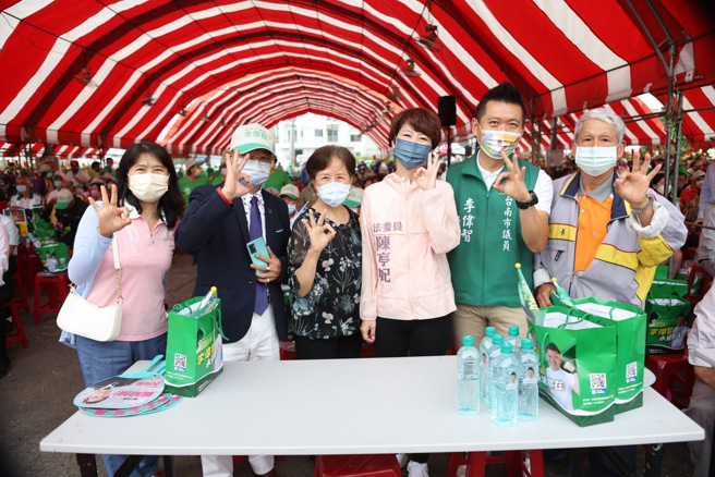 台南市议员候选人李伟智与市长黄伟哲上午在台南新化举行联合竞选总部成立大会，现场涌入千余位民眾与地方仕绅参与，立委陈亭妃也亲自到场站台。(戴志扬翻摄)