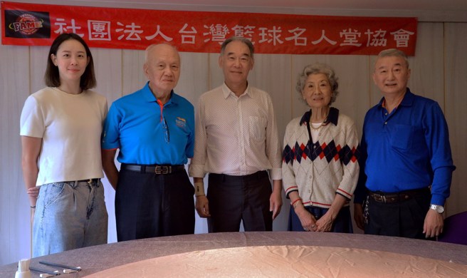 下周一的入堂仪式将由黄铃娟(左一)、冯同瑜(右一)主持。(台湾篮球名人堂协会提供)