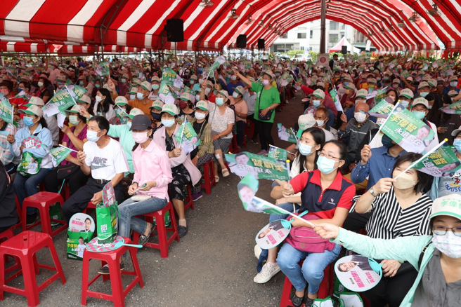 台南市议员候选人李伟智与市长黄伟哲上午在台南新化举行联合竞选总部成立大会，现场涌入千余位民眾与地方仕绅参与，人气爆表。(戴志扬翻摄)