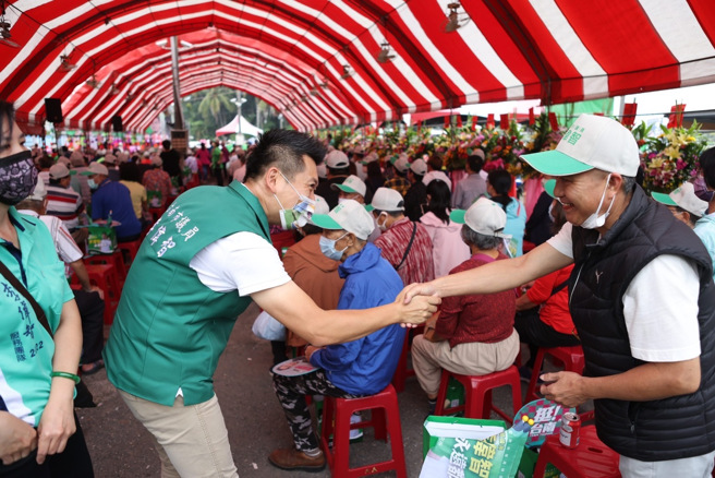 台南市议员候选人李伟智与市长黄伟哲上午在台南新化举行联合竞选总部成立大会，现场涌入千余位民眾与地方仕绅参与，人气爆表。(戴志扬翻摄)