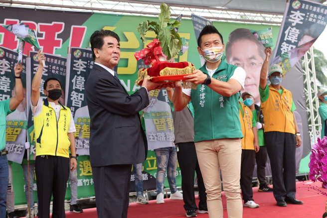 台湾人参大王李和顺也到场送上好彩头力挺。(戴志扬翻摄)