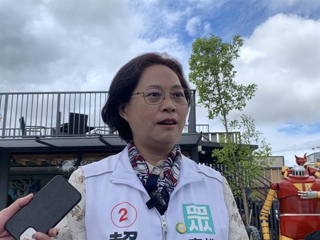 民眾党桃园市长候选人赖香伶今赴大园市场扫街后，前往平镇三安社区爱心据点参与开幕活动。（蔡明亘摄）