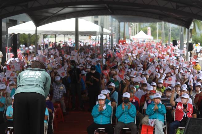 高雄市長陳其邁美濃後援會與民進黨高雄市議員第一選區林慧欣今天上午共同成立聯合競選總部，現場15000名熱情民眾不畏雨天紛紛湧入，陳其邁稱讚林慧欣是年輕有能力的候選人，呼籲鄉親要讓他與林慧欣一起當選為高雄打拚。(林慧欣服務處提供／林雅惠傳真)