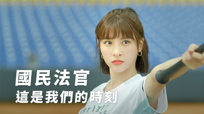 峮峮在片中分飾多角，象徵國民法官制度希望將不同的視野及生活經驗帶入法庭，讓司法判決更全面、多元。(司法院提供)