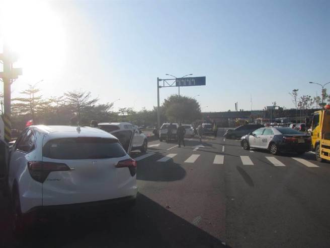 台中市西屯區市政路、龍門路口20日下午發生一起連環車禍，現場宛如擲「保齡球」般，7輛車因擦撞毀損。(民眾提供)