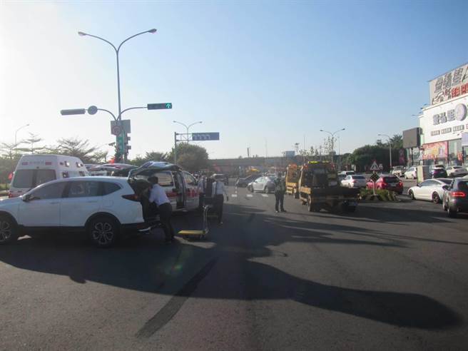 台中市西屯區市政路、龍門路口20日下午發生一起連環車禍，現場宛如擲「保齡球」般，7輛車因擦撞毀損。(民眾提供)