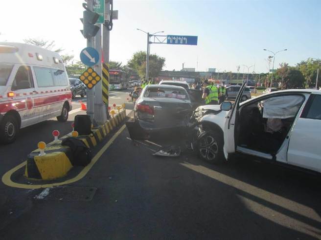台中市西屯區市政路、龍門路口20日下午發生一起連環車禍，現場宛如擲「保齡球」般，7輛車因擦撞毀損。(民眾提供)